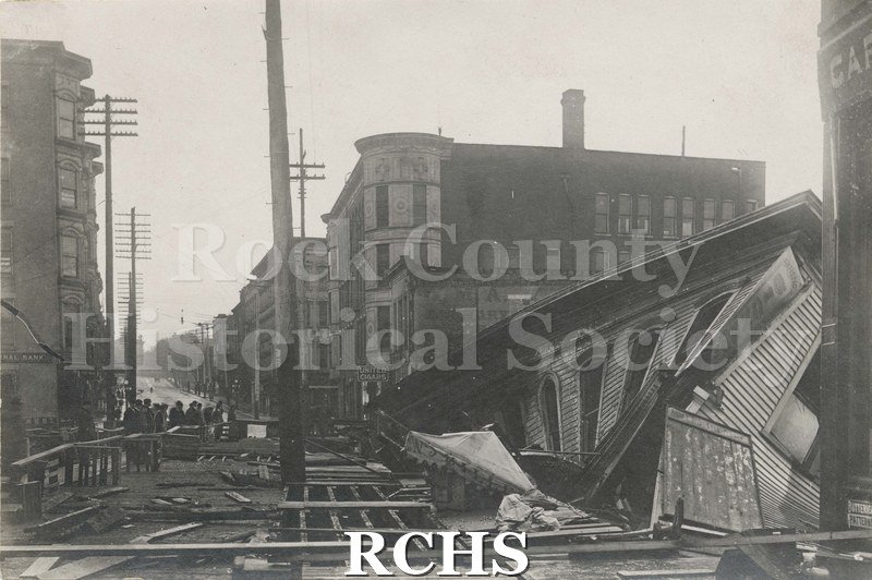 Black and white photograph of the Janesville, WI, fire April 1913.
