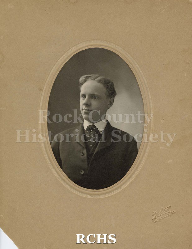 Black and white photograph of Stanley Baker Woodruff as a young man wearing a dark suit coat, white shirt and tie.