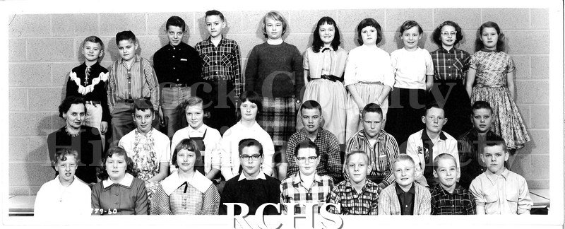 Black and white photograph of a sixth grade of an Edgerton school taken 1959-60. There are three rows, one of 9, one of 8, and one of 10.