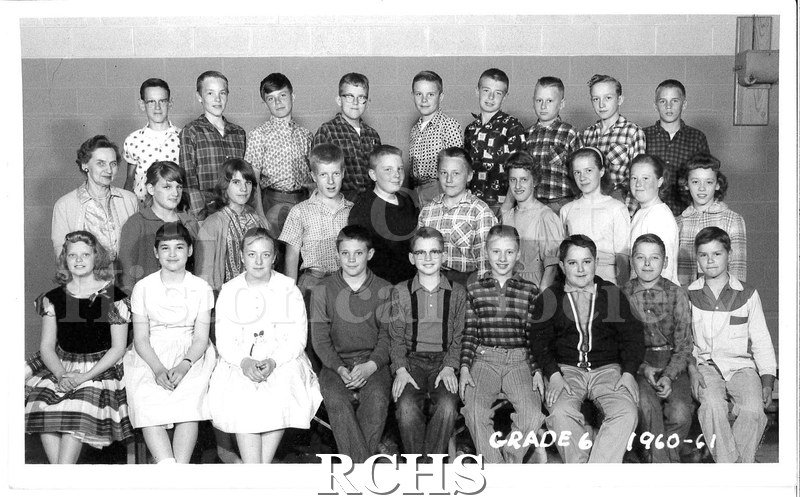 Black and white photograph of the sixth grade of an Edgerton school for school year 1960-61.