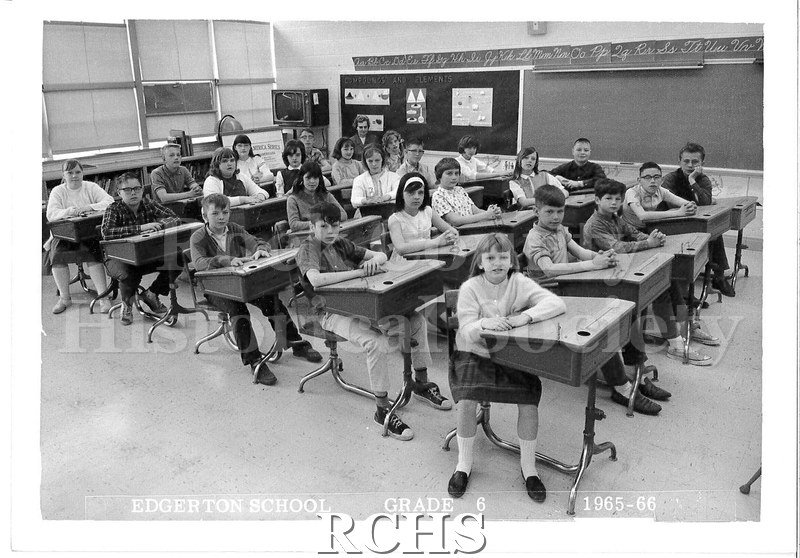 Black and white photograph of Grade 6 Edgerton school children for the school year 1965-66. They are seated at their desks. The desks are arranged in a 5x5 grid.