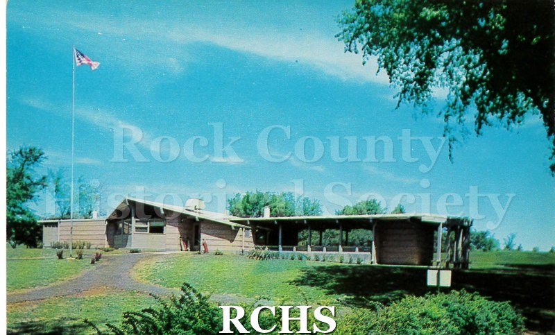 Postcard. color photo of the club house at the municipal golf course at Riverside Park in Janesville.