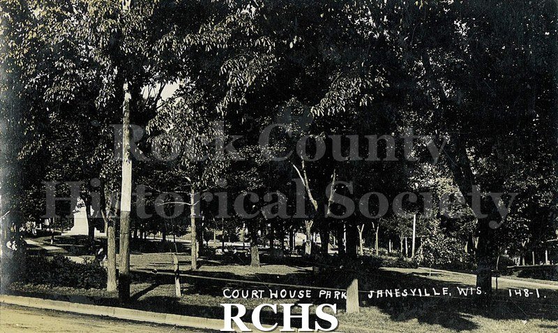 Postcard. Black and white photograph of Court House Park in Janesville on a summer's day.
