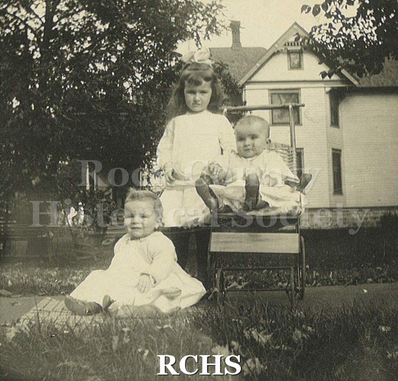 Black and white photograph of Wendell, Helen, and Jane Hart at the Hart family home on Prospect Avenue in Janesville.