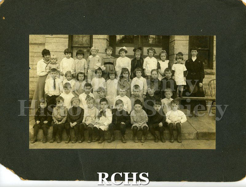 Black and white photograph of the kindergarten of the Evansville Elementary School with their teachers.