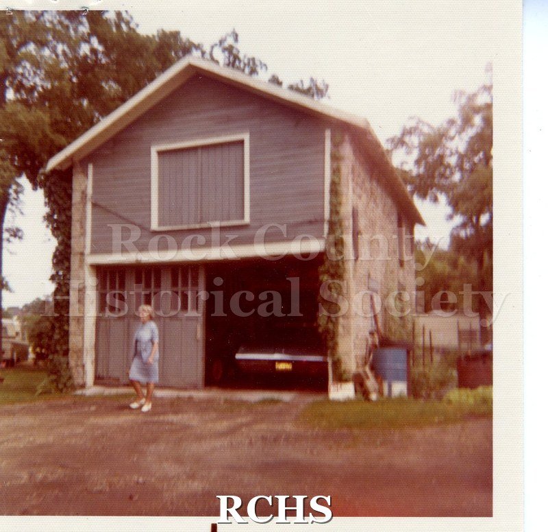 Color photo of the Cobblestone barn behind 910 Broad St., Beloit, WI.